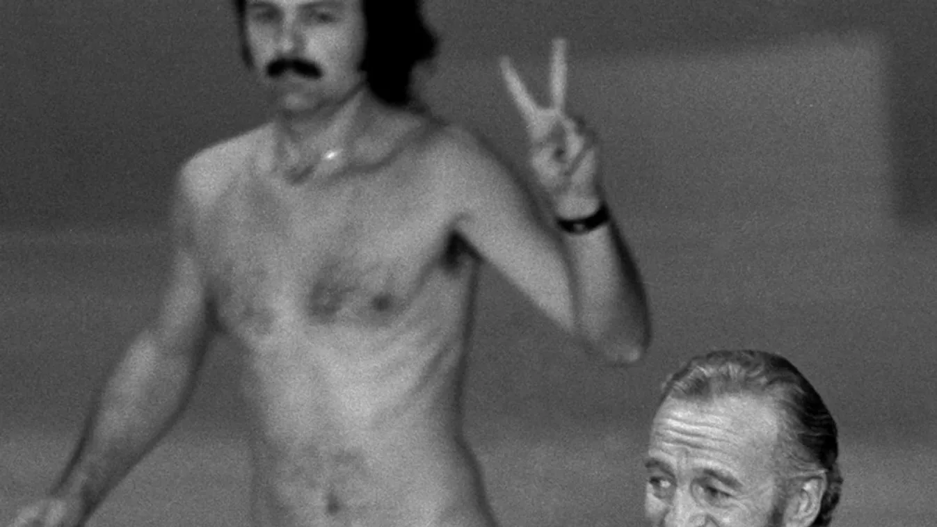 Film Five Most, LOS ANGELES, USA FILM FIVE MOST LOS ANGELES USA ACTOR DAVID NIVEN PRESENTS AN AWARD AS STREAKER ROBERT OPE CROSSES STAGE DURING 1974 ACADEMY AWARDS SHOW 45643950 