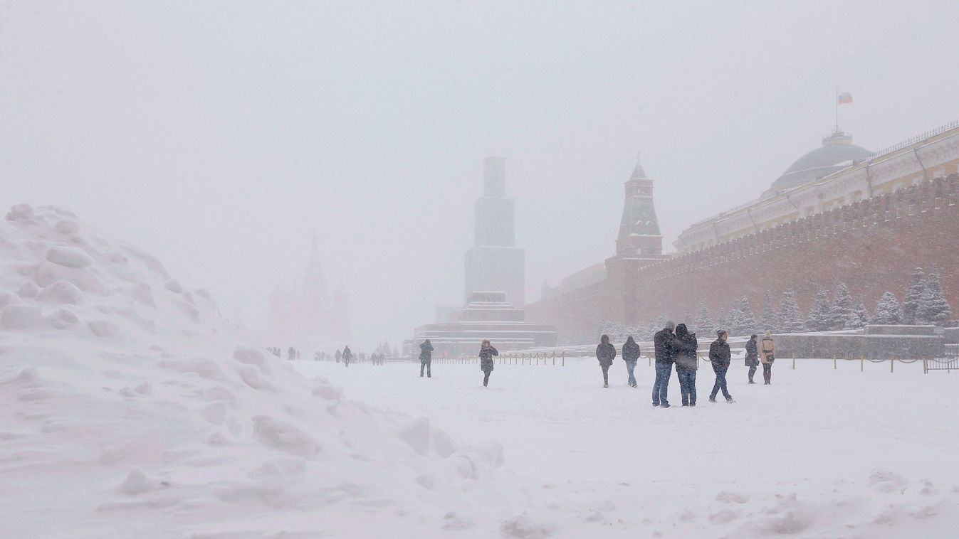 Moszkva, 2014. december 25.
A moszkvai Vörös tér és a Kreml erős hóesésben 2014. december 25-én. A nagy havazás miatt több mint száz járatot töröltek az orosz főváros három nemzetközi repülőterén. (MTI/EPA/Makszim Sipenkov) 
