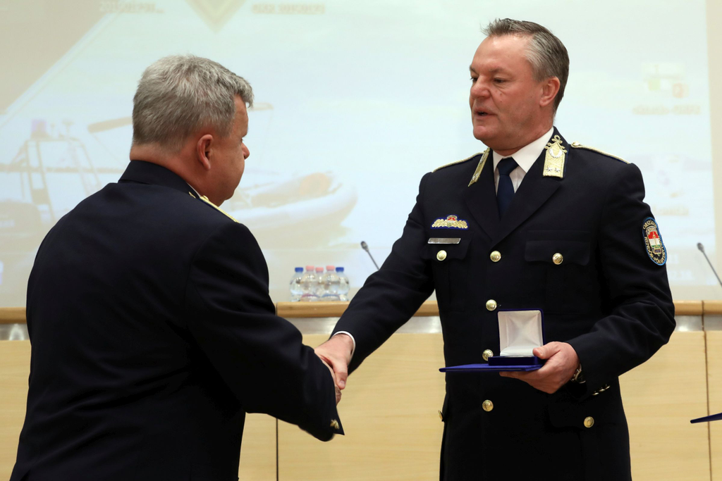 ORFK díjátadó 2019 február 18-án
az országos rendőrfőkapitány elismerésben részesíti a Fővárosi Törvényszékről 2019.február 15-én a biztonsági felügyelő megszerzett lőfegyverével megszökött Sz.Károly 36 perc alat  történt elfogásában kiemelkedő rendőröke 