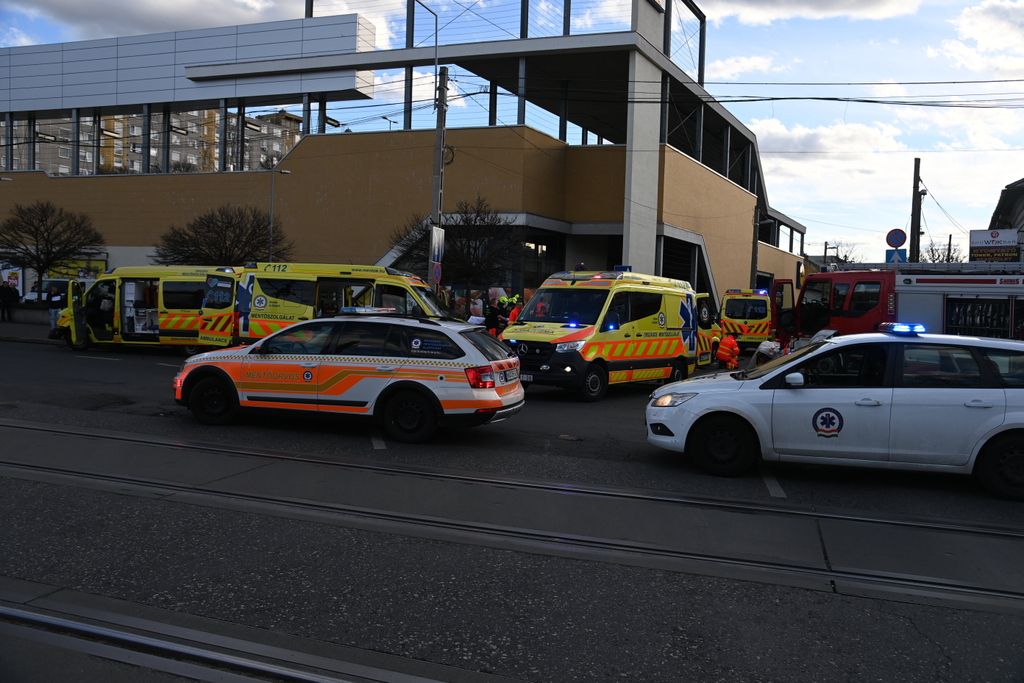 Mentőautó és személygépkocsi ütközött Kispesten 