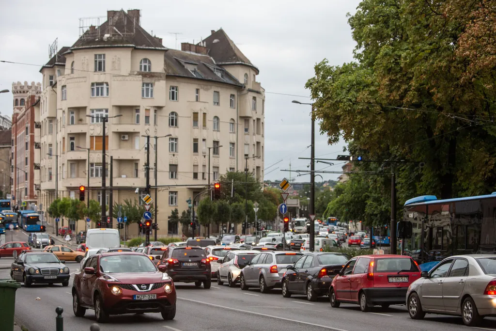 iskolakezdés, iskola, szeptember 1, maszk, diákok, sulikezdés, forgalom közlekedés dugó Budapest 