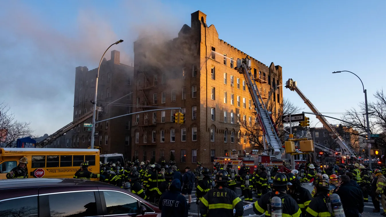 New York, 2019. április 4.
Kigyulladt lakóépületnél dolgoznak tűzoltók New York Brooklyn városrészében 2019. április 4-én.
MTI/AP/Craig Ruttle 