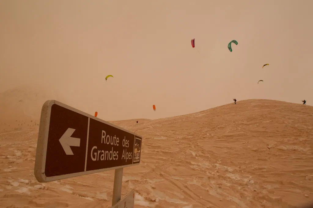 Franciaország, vörös hó, hóesés, havazás, homok, Szahara, 2021.02.06. 