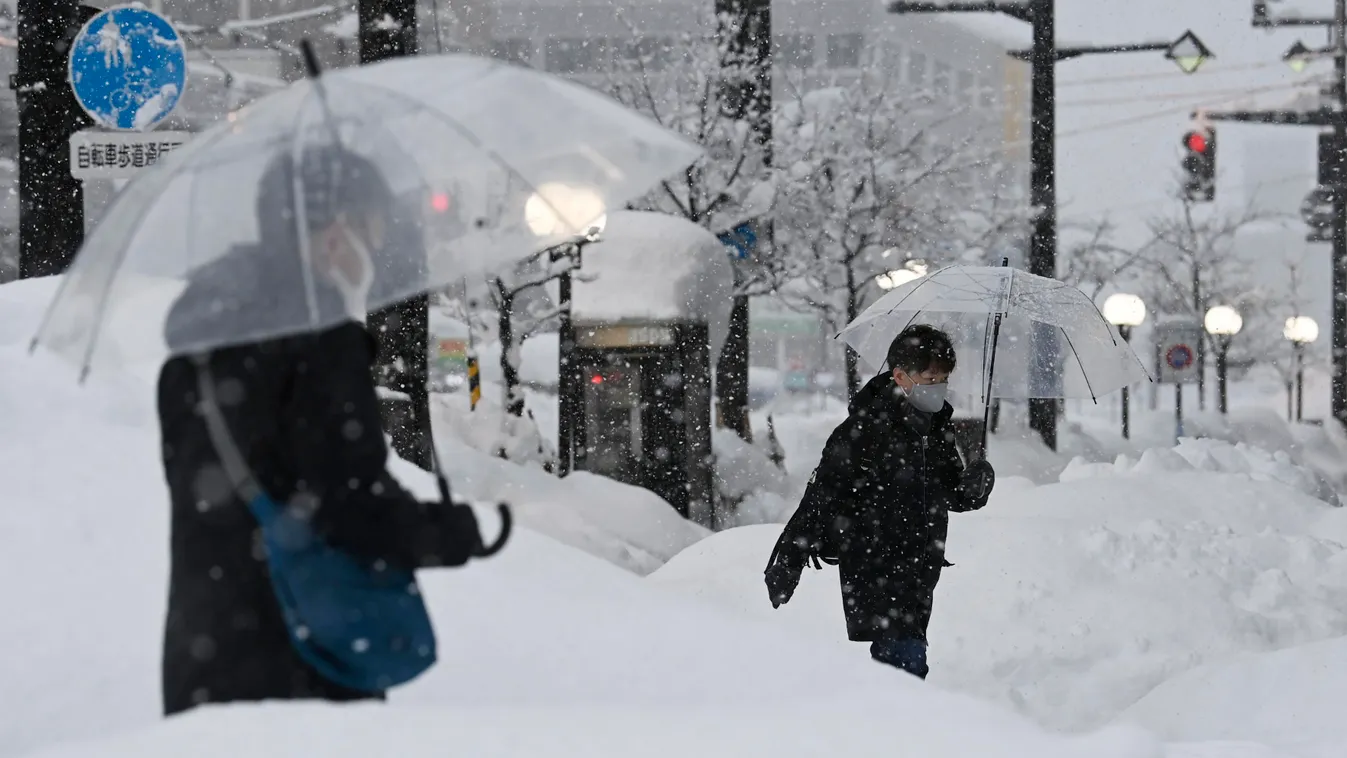 Tojama, 2021. január 11.
Havas utca a kelet-japáni Tojamában 2021. január 11-én, amikor folytatódik az erős havazás a Japán-tenger partvidékén.
MTI/AP/Kyodo News 