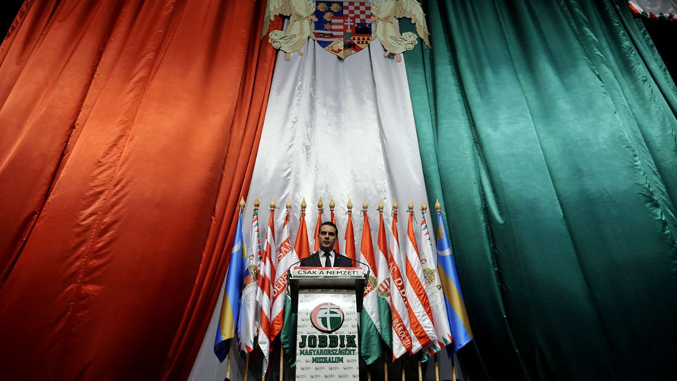 jobbik, vona gábor, tisztújítás, Vona Gábor pártelnök beszél a Jobbik tizedik, tisztújító közgyűlésén a Budapest Kongresszusi Központban 2013. október 26-án