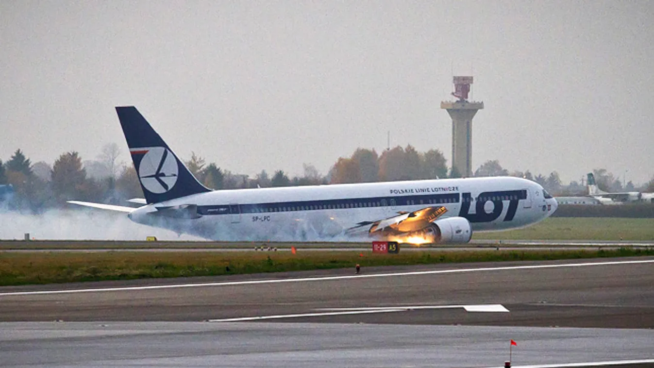 Kényszerleszállás Varsóban, Futómű nélkül landolt egy Boeing  