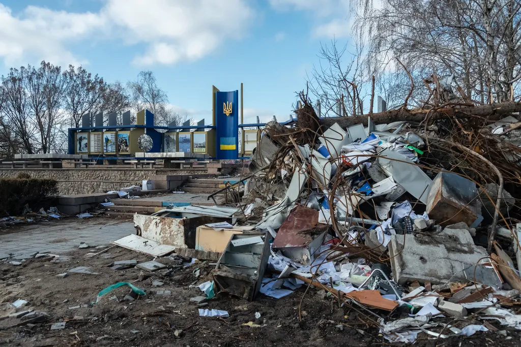 Ukrán válság, ukrán, orosz, háború, Ukrajna, Mikolaiv, romos autó, autó roncs, romos épület, rakétatámadás 