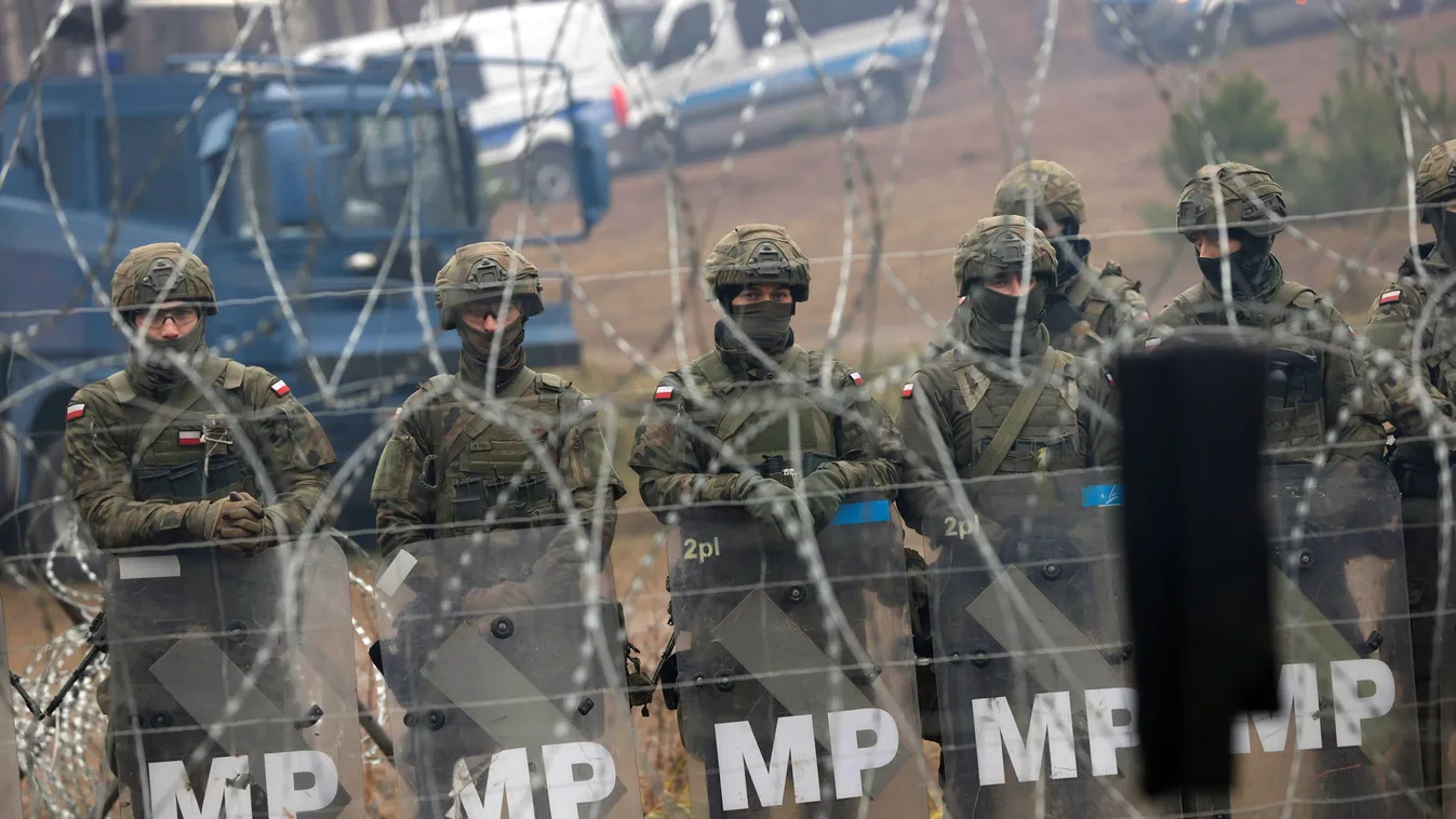 Grodno, 2021. november 14.
Az Európai Unióba igyekvő migránsok ellen védekező lengyel katonai rendőrök a fehérorosz határnál, a fehéroroszországi Grodno környékén 2021. november 14-én. Két újabb migránscsoport próbált meg áttörni a határon Fehéroroszorszá