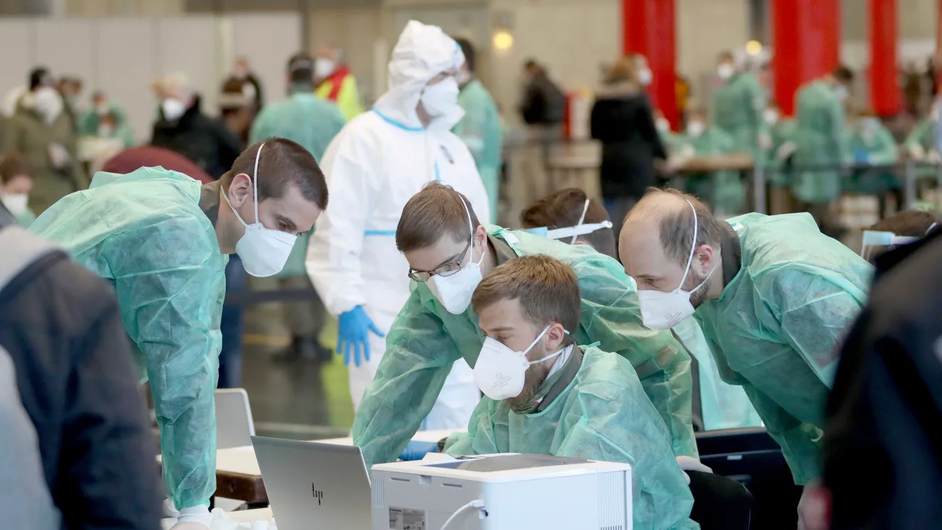 Bécs, 2020. december 4.
Koronavírus-vizsgálatot végeznek védőfelszerelést viselő katonák Bécsben 2020. december 4-én, amikor megkezdődik a tömeges tesztelés az osztrák fővárosban.
MTI/AP/Ronald Zak 