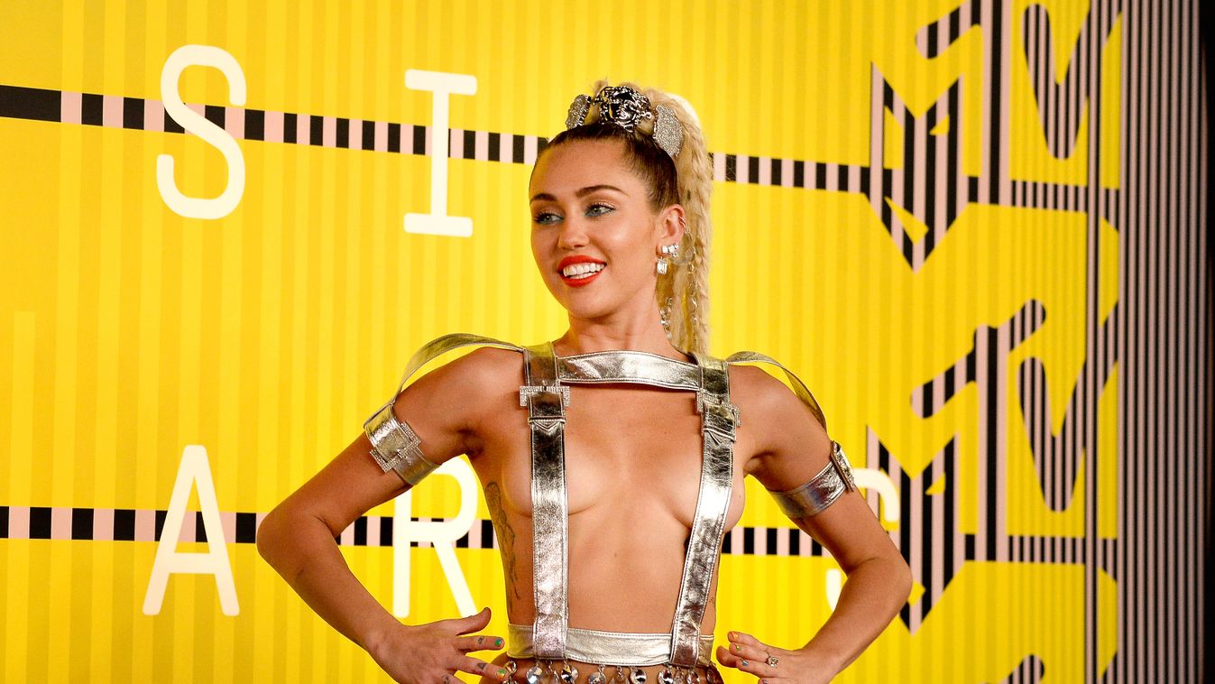 Miley sokkolt, a szupermodellek beragyogták a 2015-ös MTV VMA vörös szőnyegét
Miley Cyrus 