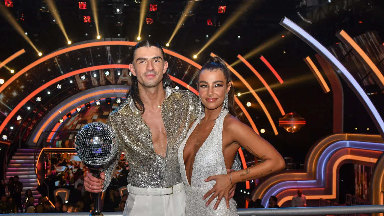 Tóth Andi köldökig dekoltált ruhában állt a Dancing with the Stars színpadára 