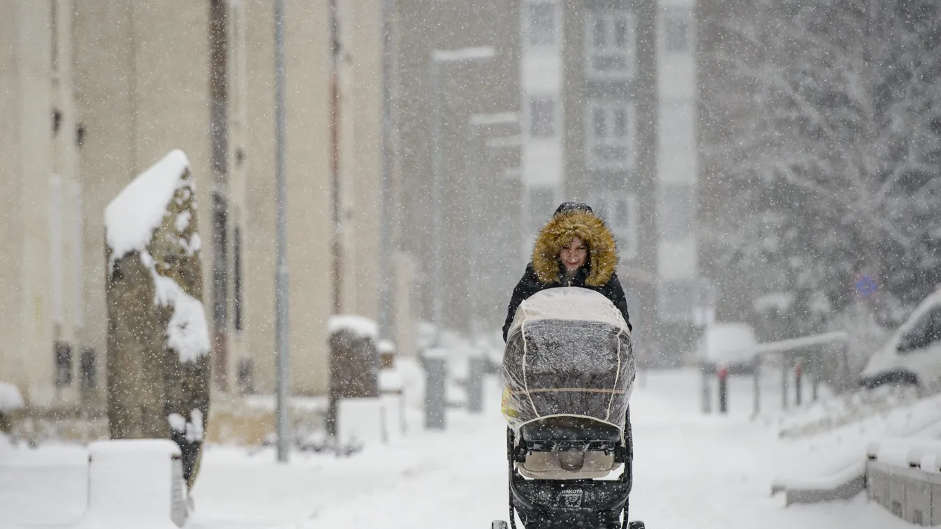 Havazás Salgótarján, Salgótarján, 2019. január 5.
Egy nő babakocsit tol a hóesésben Salgótarjánban 2019. január 5-én.
MTI/Komka Peter 