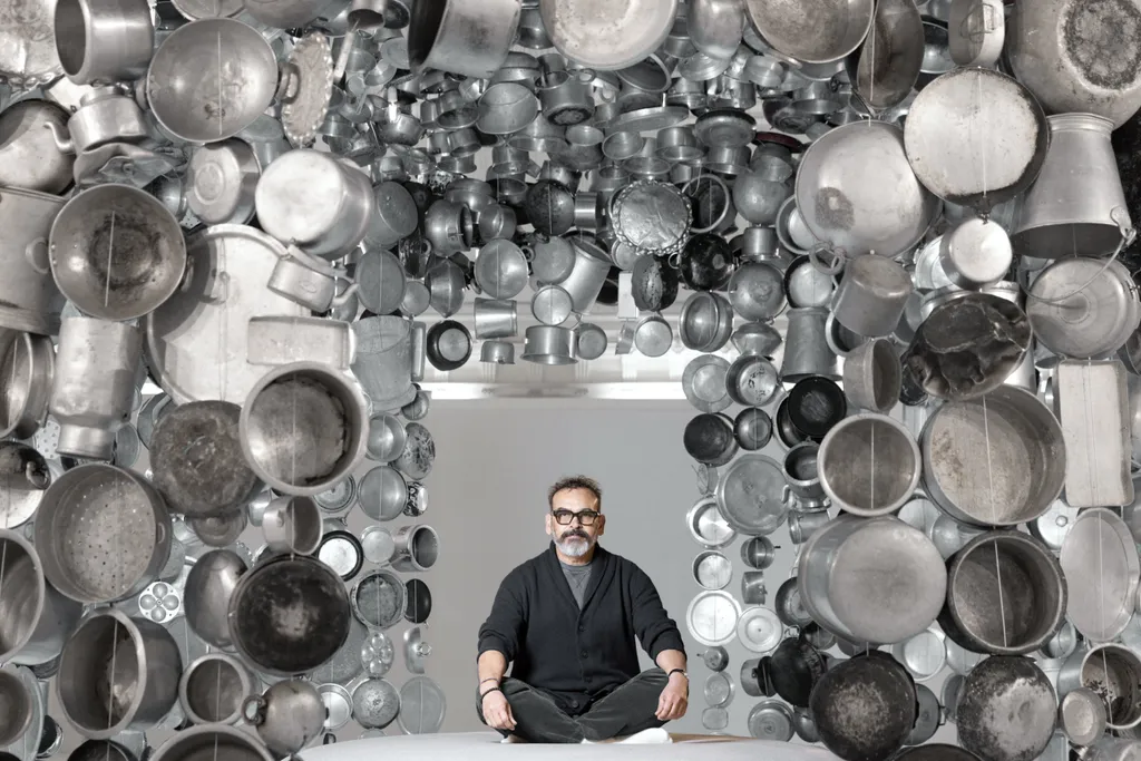 Suboth Gupta, konyhai eszközök, installáció, kiállítás, pátizs, franciaország, bevásárlóközpont, 2023. 01. 09. 