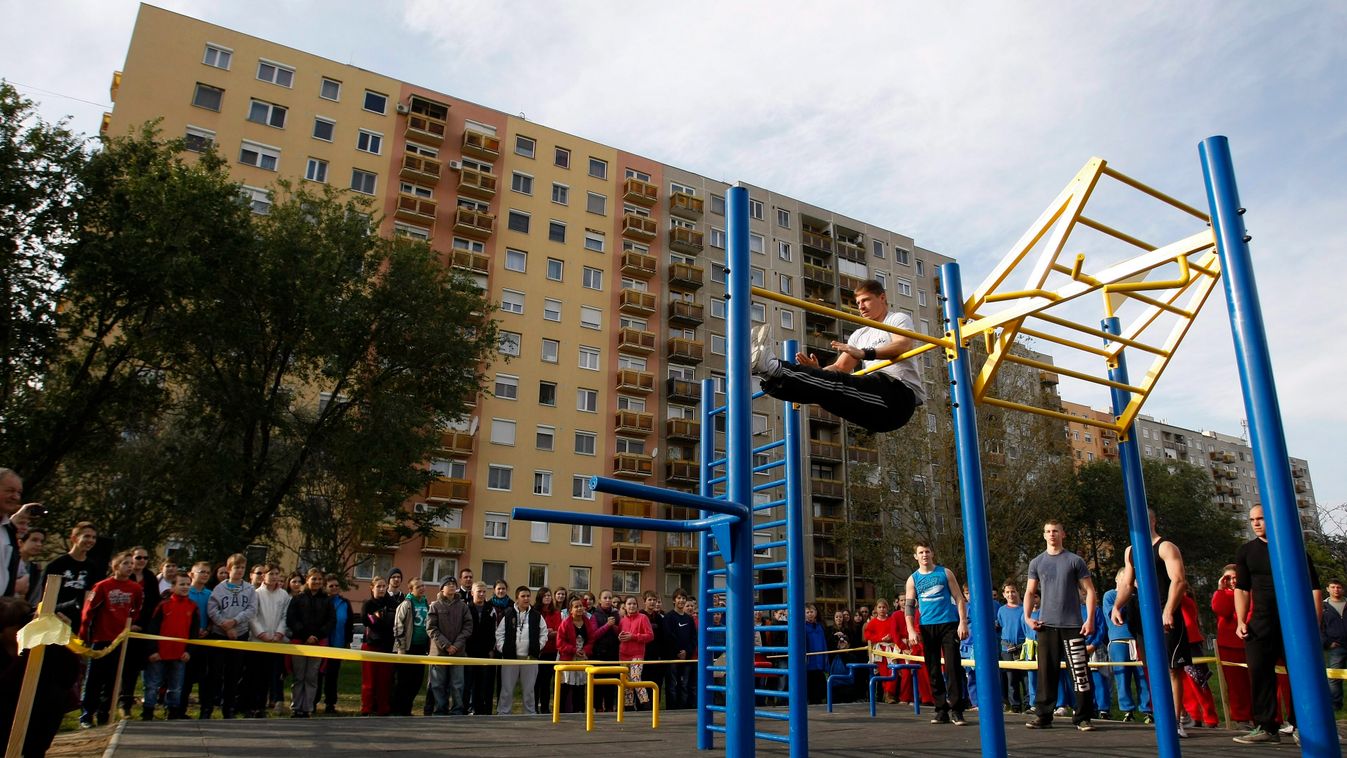 Szolnok, 2014. november 6.
Bemutató Szolnok harmadik kondiparkjában (street workout) az ünnepélyes átadáson, a Széchenyi városrészében 2014. november 6-án.
MTI Fotó: Bugány János 