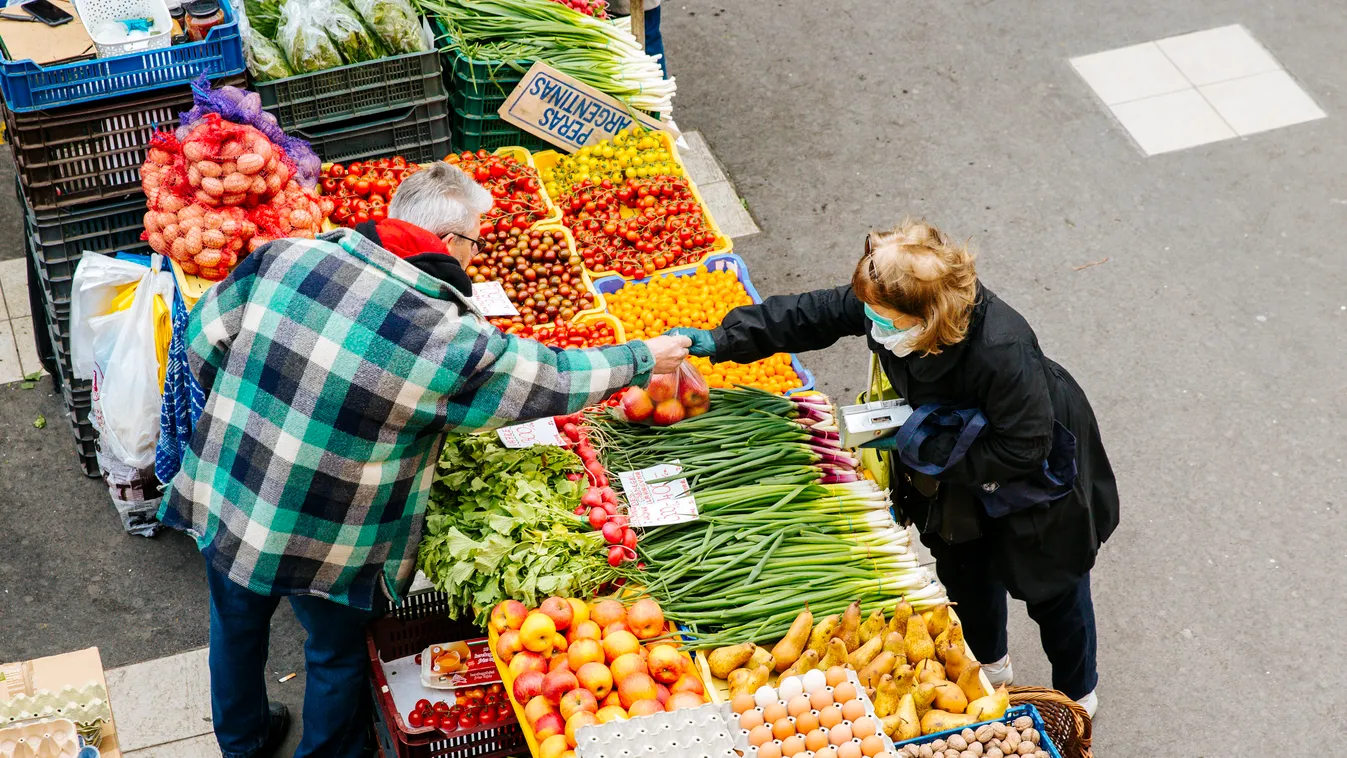 koronavírus illusztráció Korona vírus illusztráció a Fény utcai piacon bevásárlás élelmiszer piac nyugdíjas öreg idős maszk 