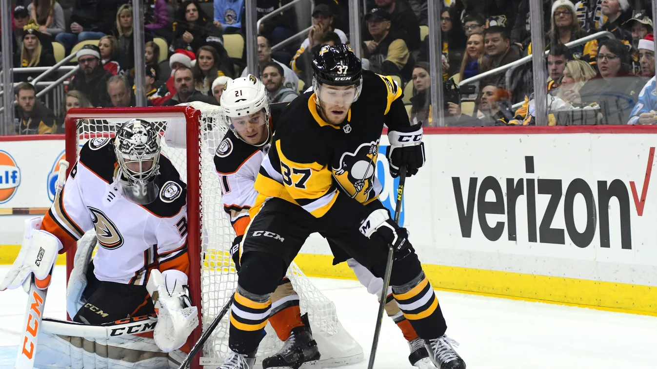 Anaheim Ducks v Pittsburgh Penguins GettyImageRank3 SPORT HORIZONTAL ICE HOCKEY USA Pennsylvania Pittsburgh Winter Sport Hockey Puck Photography Anaheim Mighty Ducks Pittsburgh Penguins National Hockey League Rowney Hockey Skating PPG Paints Arena Carter 