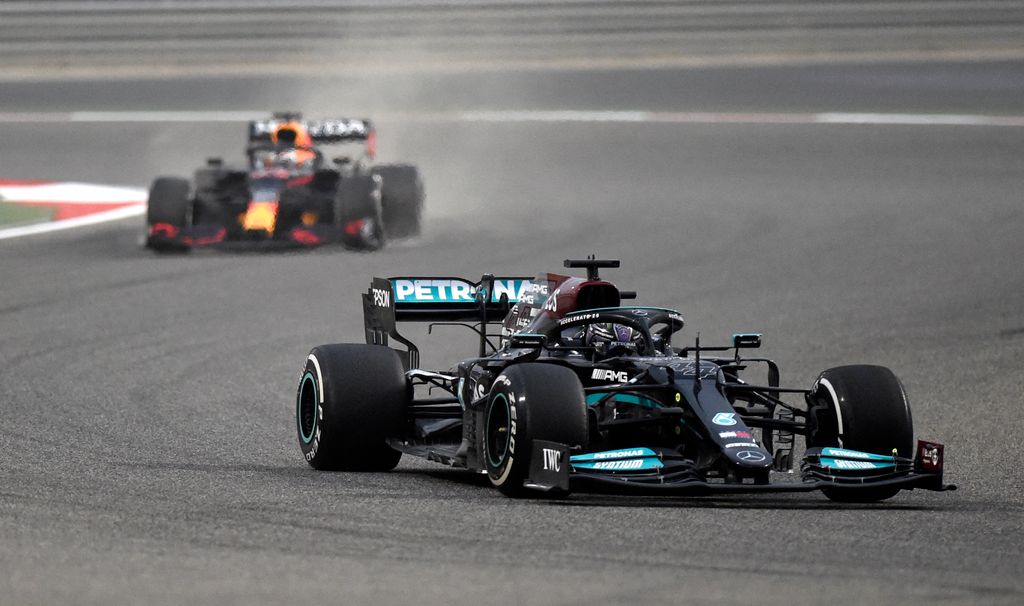 Forma-1, Lewis Hamilton, Mercedes, Red Bull, Max Verstappen, Bahrein teszt 1. nap 
