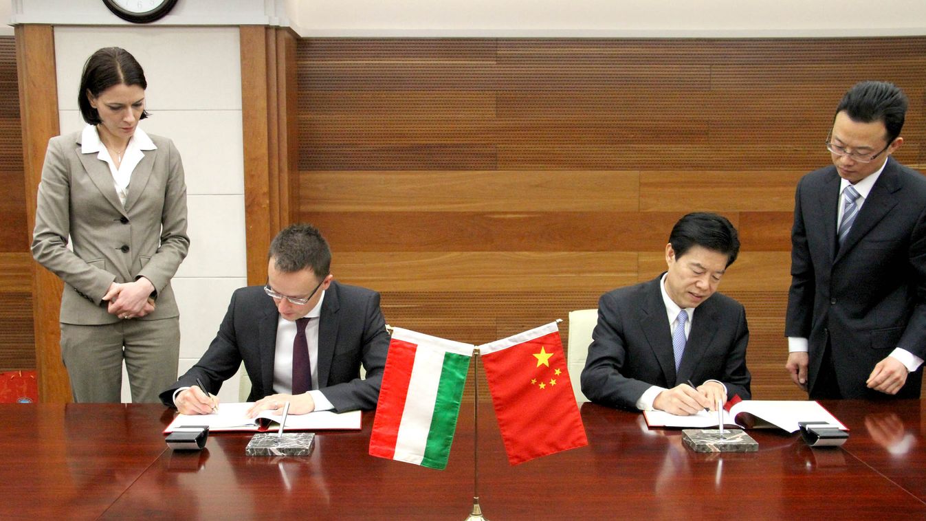 Szijjártó Péter és Zhong Shan aláírják a GVB-megállapodást 