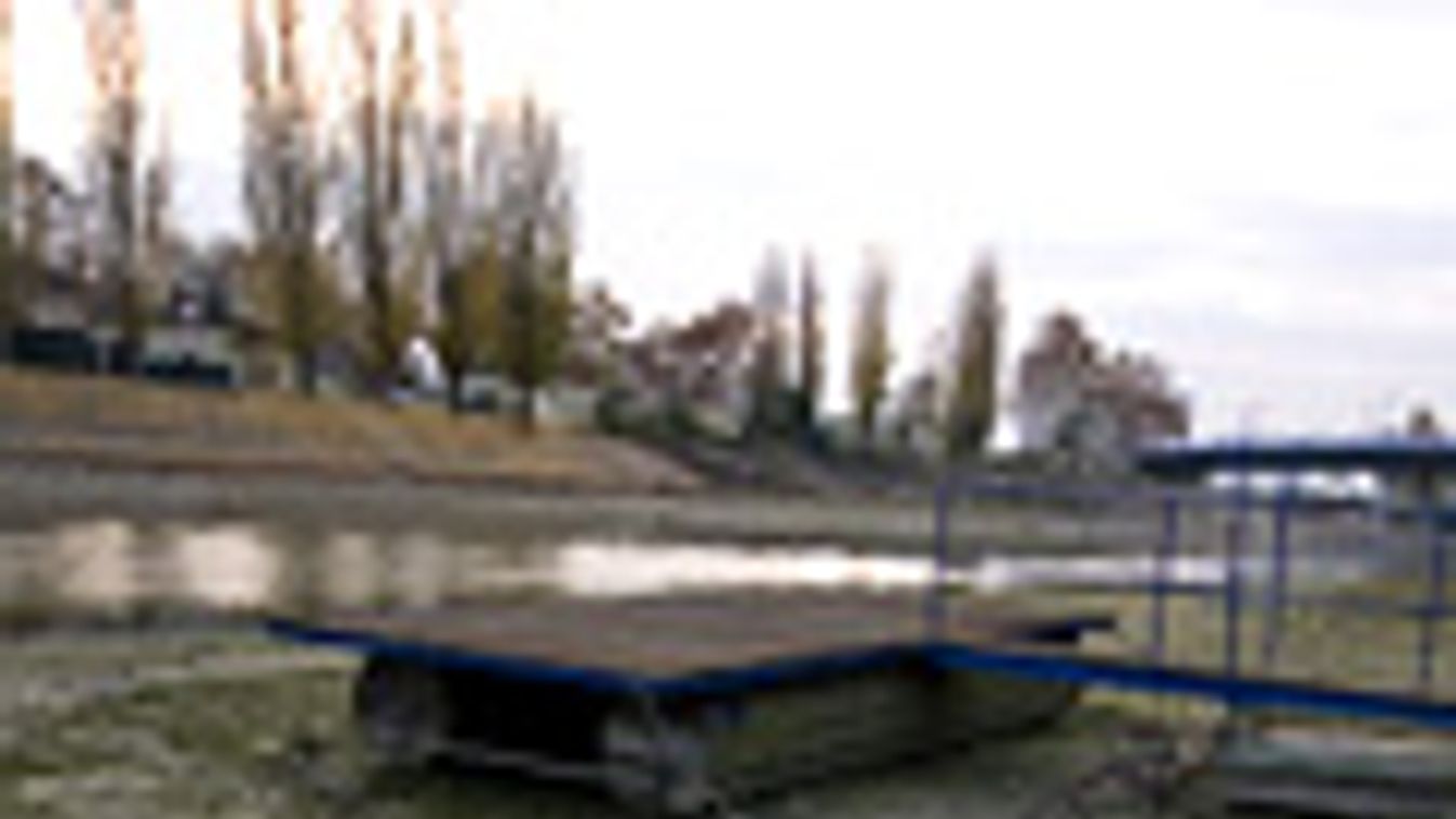 Duna, alacsony vízállás, Szárazra került egy stég az alacsony vízállás miatt Győrnél