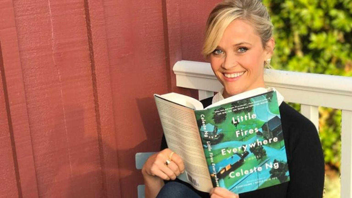 Reese Witherspoon a Kis tüzek mindenütt című könyvvel 