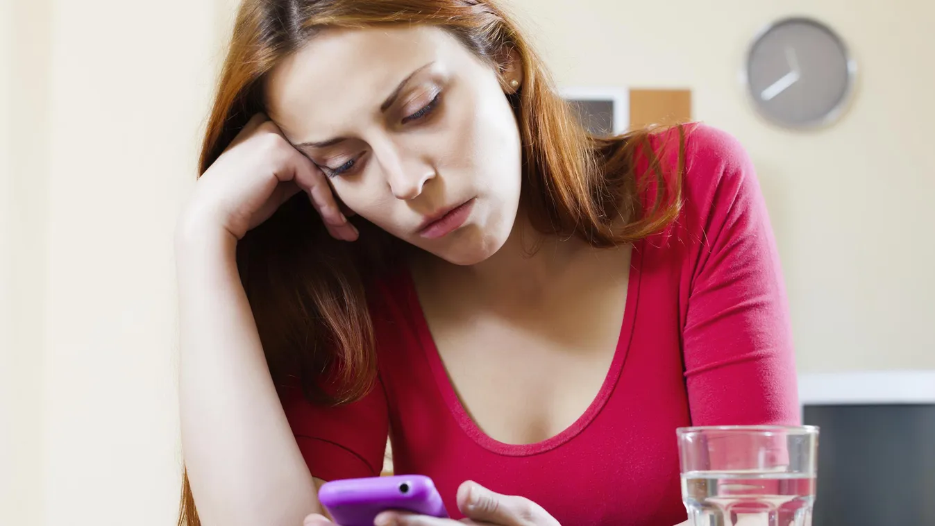 chat mobil frusztrált lány aggódik 
