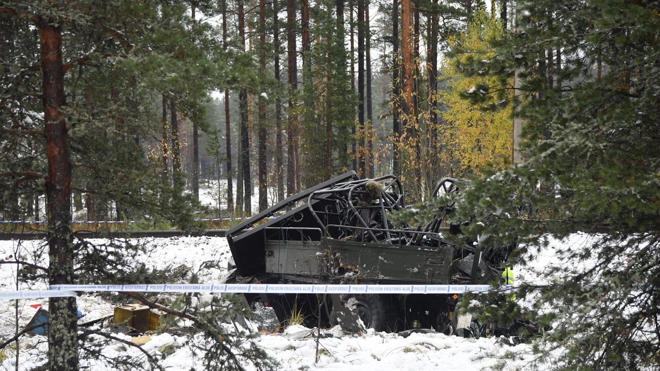 Finnország, baleset, vonat, katonai terepjáró 