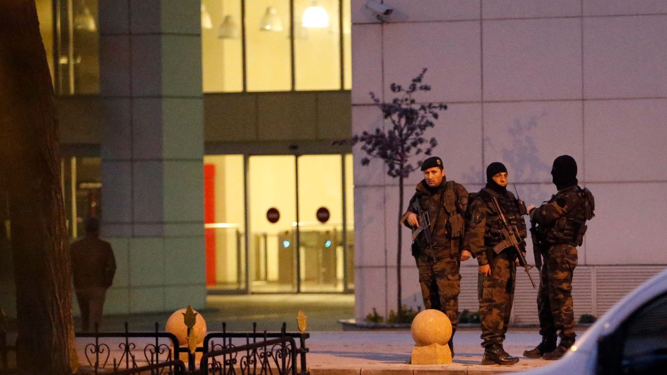 Isztambul, 2015. április 1.
Az isztambuli rendőr-főkapitányság előtt őrködnek rendőrök 2015. április 1-jén, miután egy fegyveres férfi és nő megtámadta az épületet. A nőt megölték, a férfit elfogták a rendőrök. (MTI/EPA/Sedat Suna) 