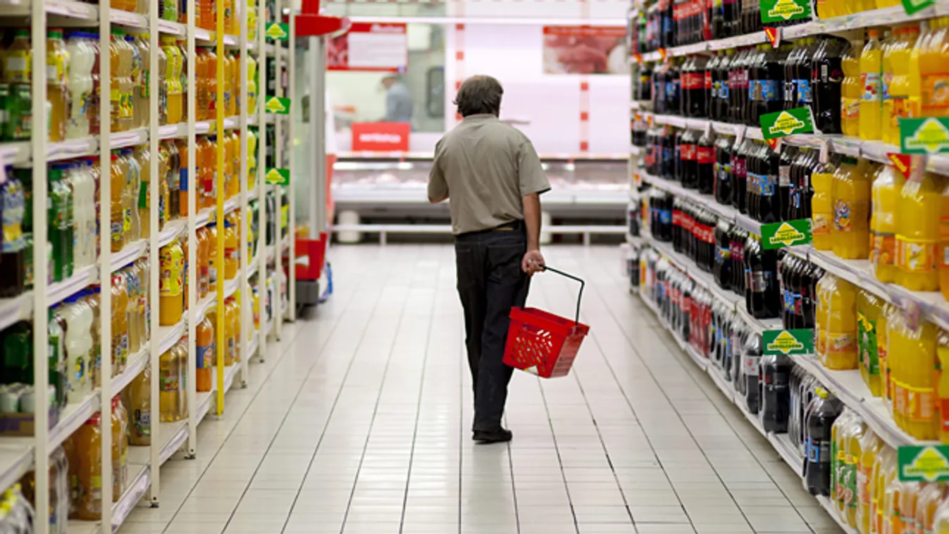 Vásárló sétál egy szupermarket üdítőitalokat árusító során. Döntött a kormány a népegészségügyi termékadóról, közismert nevén a hamburgeradóról, amelyet az egészségtelen élelmiszerekre vetnek ki, chipsadó 