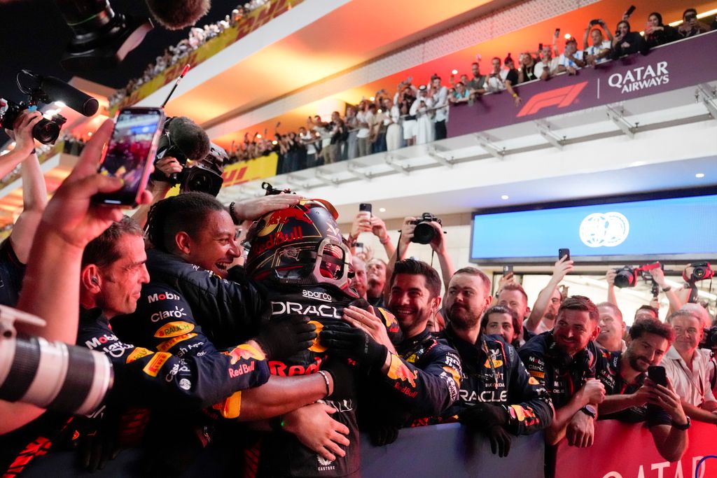 VERSTAPPEN, Max Loszaíl, 2023. október 8.
Max Verstappen, a Red Bull holland versenyzője csapattársaival ünnepel, miután megnyerte a Forma-1-es autós gyorsasági világbajnokság Katari Nagydíját a loszaíli pályán 2023. október 8-án.
MTI/AP/Darko Bandic 