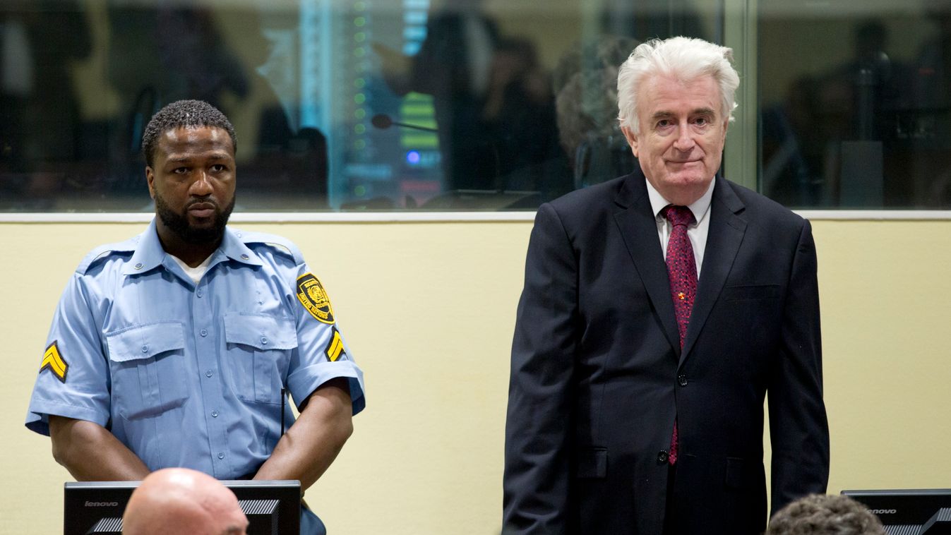 KARADZIC, Radovan Hága, 2019. március 20.
Radovan Karadzic volt boszniai szerb elnök (j) érkezik a fellebbviteli perének ítélethirdetésére az egykori Jugoszlávia területén elkövetett háborús bűnöket vizsgáló hágai Nemzetközi Törvényszék tárgyalótermében 2