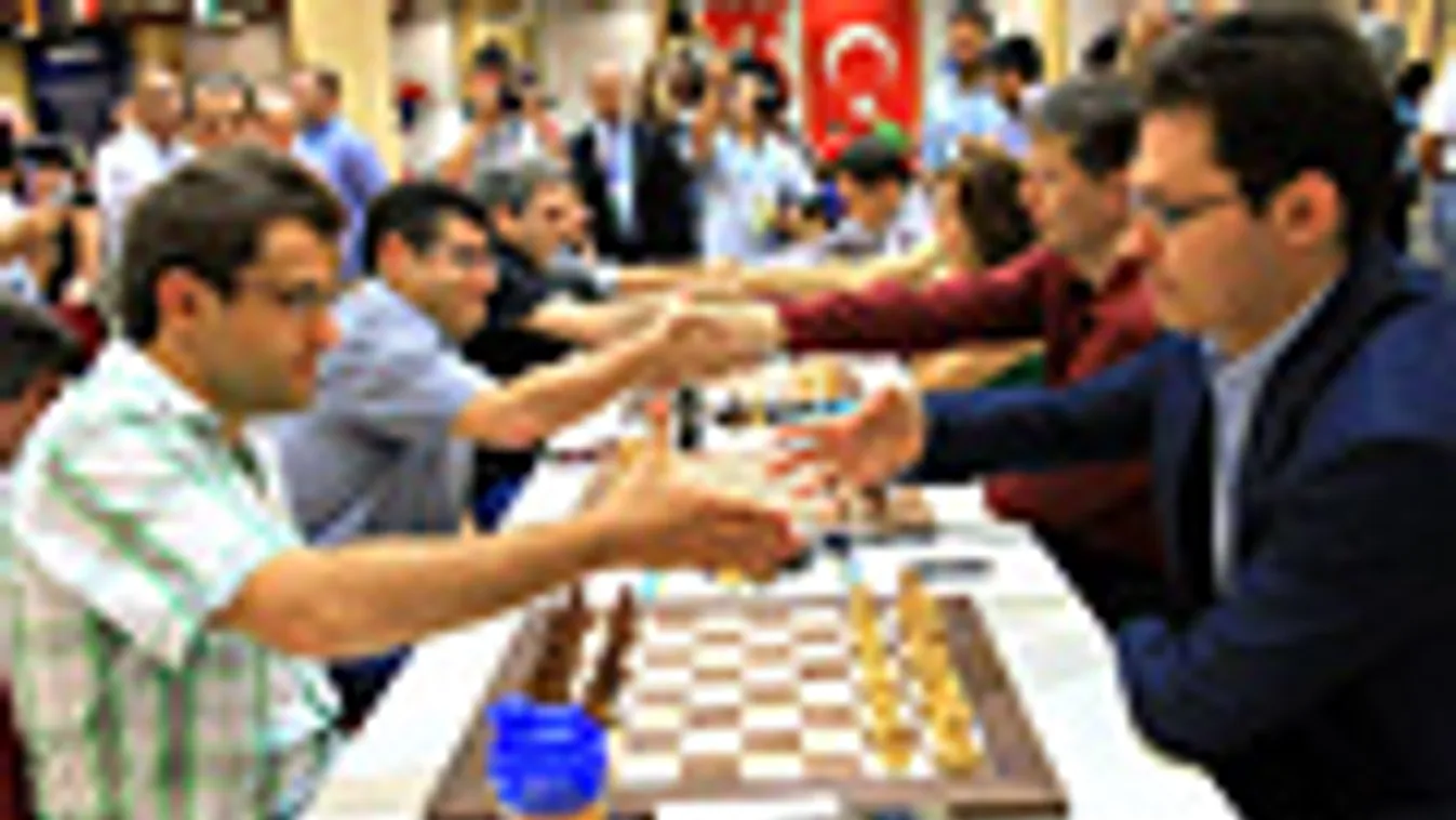 sakk, isztambul, A magyar (j) és az örmény csapat versenyzői köszöntik egymást a Magyarország-Örményország sakkvilágbajnoki mérkőzés megkezdése előtt Iszambulban 