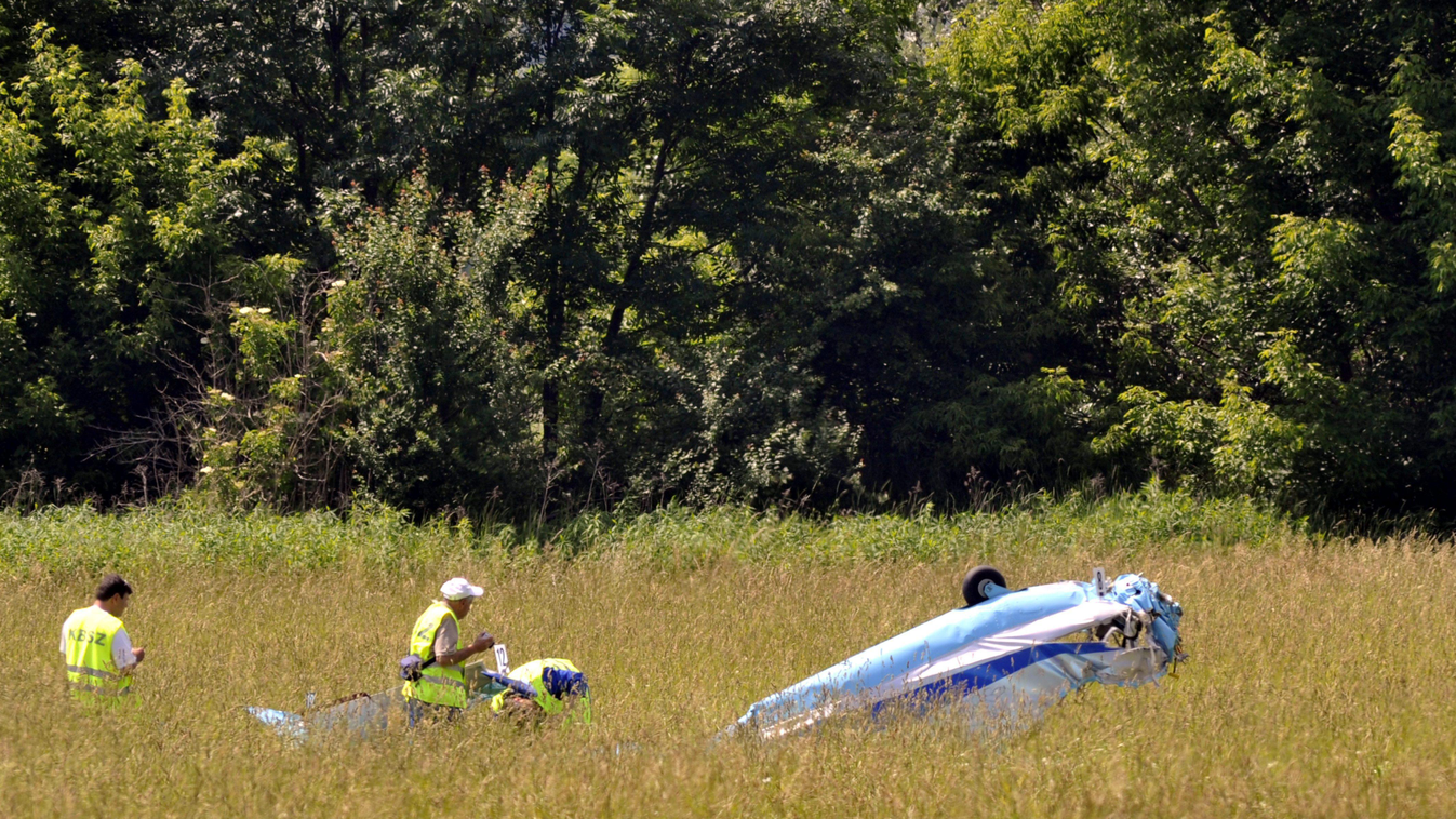 Esztergom, 2015. június 7.
Lezuhant vitorlázórepülő az esztergomi repülőtér közelében 2015. június 7-én. Leszállás közben, az esztergomi repülőtértől 100-150 méterre ütközött össze két vitorlázórepülő, amelyek közül az egyik lezuhant és a benne ülő két em