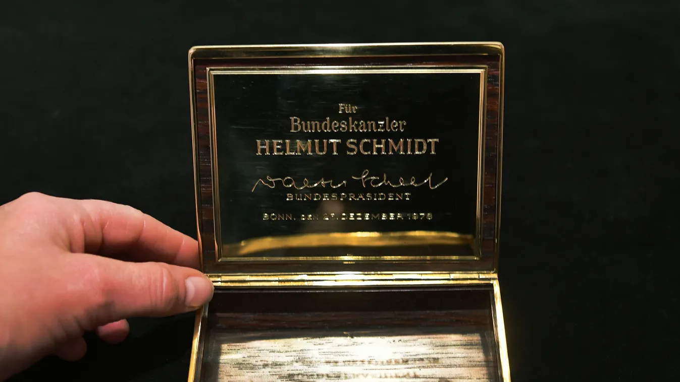 Helmut Schmidt arany cigarettadoboza 