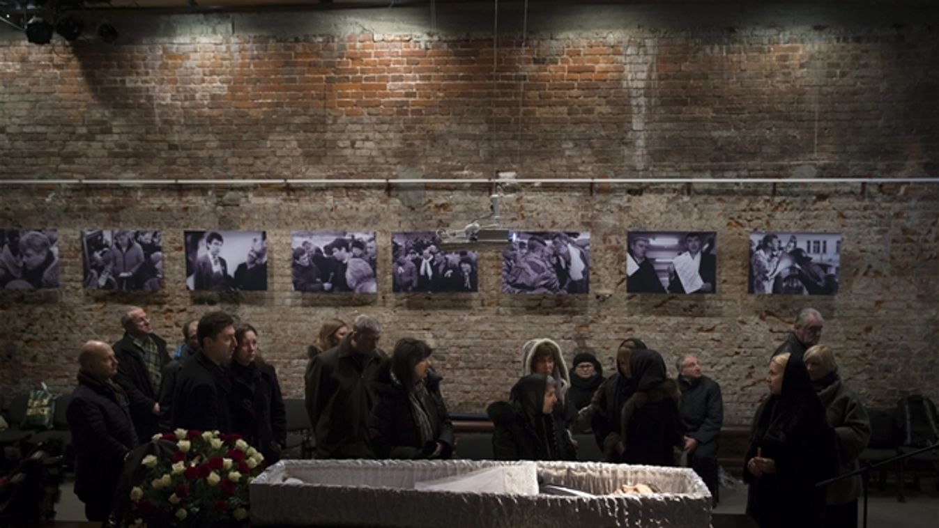 NYEMCOV, Borisz Moszkva, 2015. március 3.
Családtagok és hozzátartozók Borisz Nyemcov volt orosz miniszterelnök-helyettes és ellenzéki vezető koporsójánál a moszkvai Szaharov Központban 2015. március 3-án, három nappal az után, hogy a politikus gyilkosság