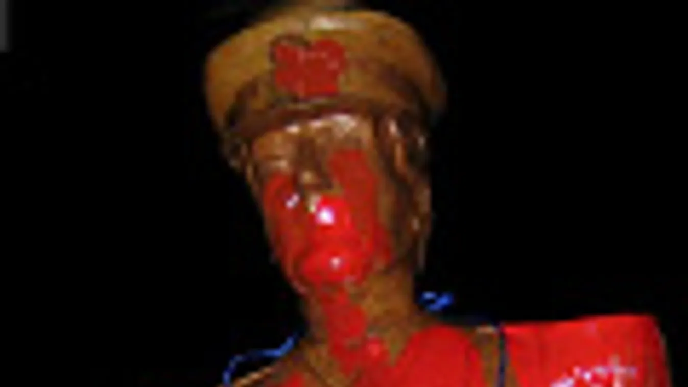 Dániel Péter ügyvéd vörös festékkel öntötte le A Horthy-szobrot