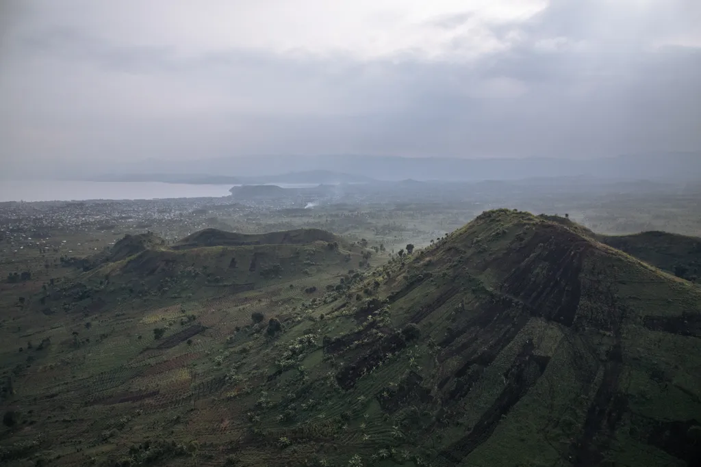 vulkán szakértők helikoptert szállítanak a Kongói Demokratikus Köztársaság kráterébe TOPSHOTS Horizontal GENERAL VIEW AERIAL VIEW VOLCANO VOLCANO ERUPTION 