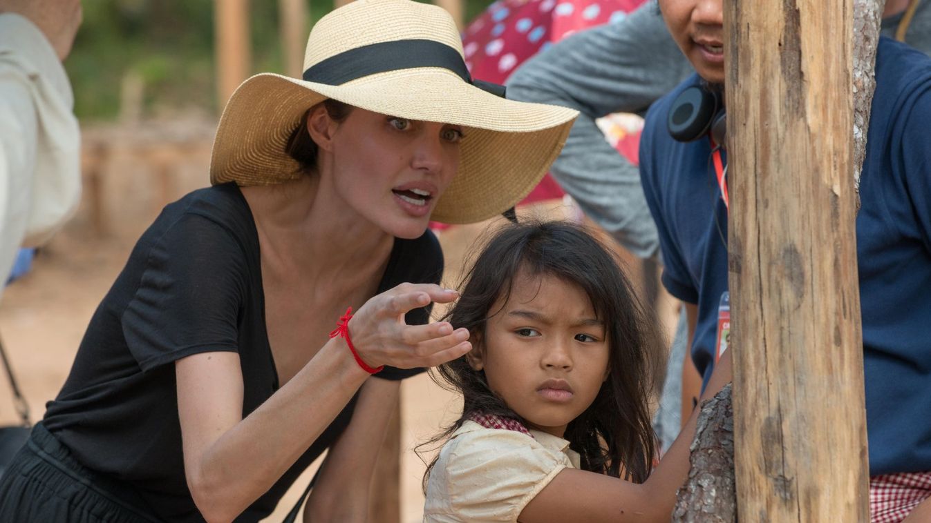 Angelina Jolie és Sareum Srey Moch a First They Killed my Father című film forgatásán 