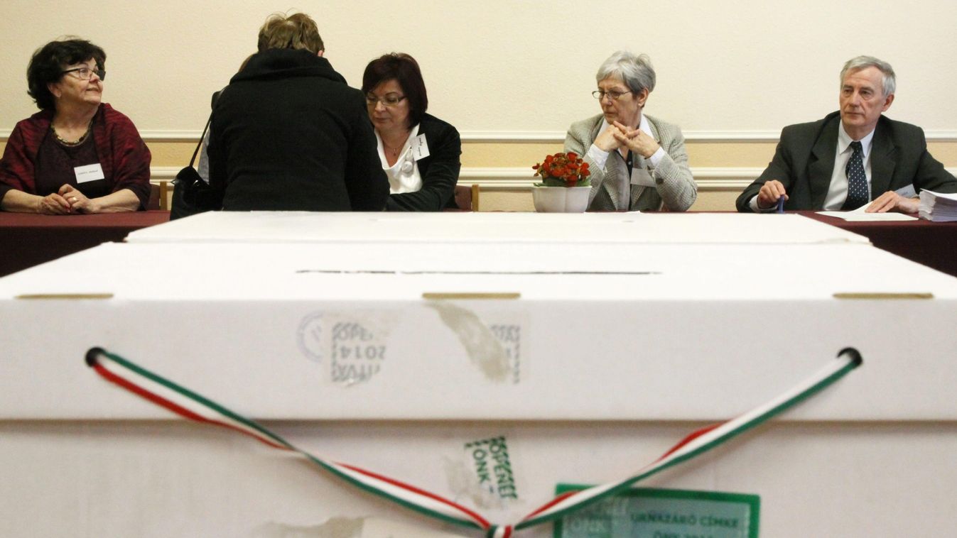 Veszprém, 2015. február 22.
A szavazóbizottság tagjai az időközi országgyűlési választáson Veszprém megye 1-es számú országgyűlési egyéni választókerületében, a veszprémi Táncsics Mihály Szakközépiskolában kialakított szavazókörben 2015. február 22-én.
MT