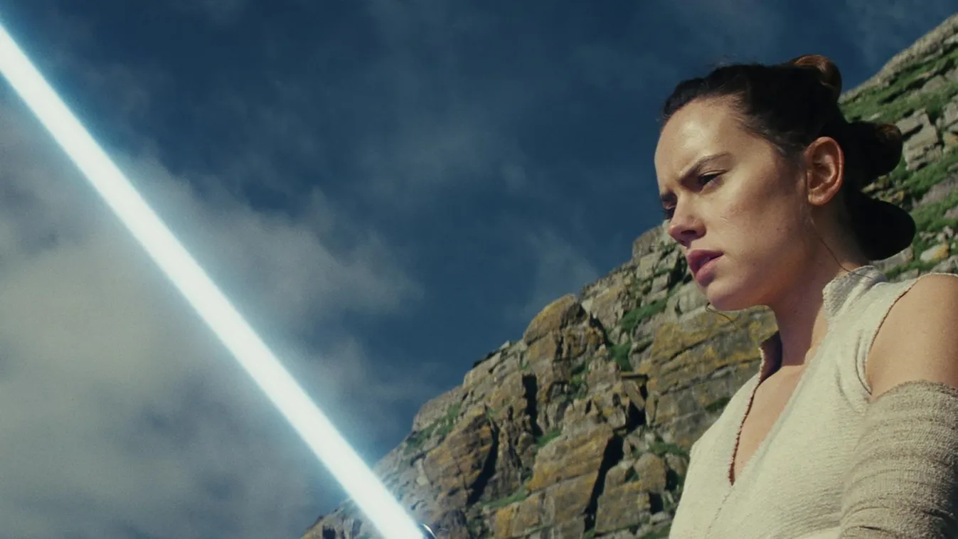 Star Wars: The Last Jedi Cinema episode VIII science fiction action adventure WOMAN laser sword initiation jedi Rey 