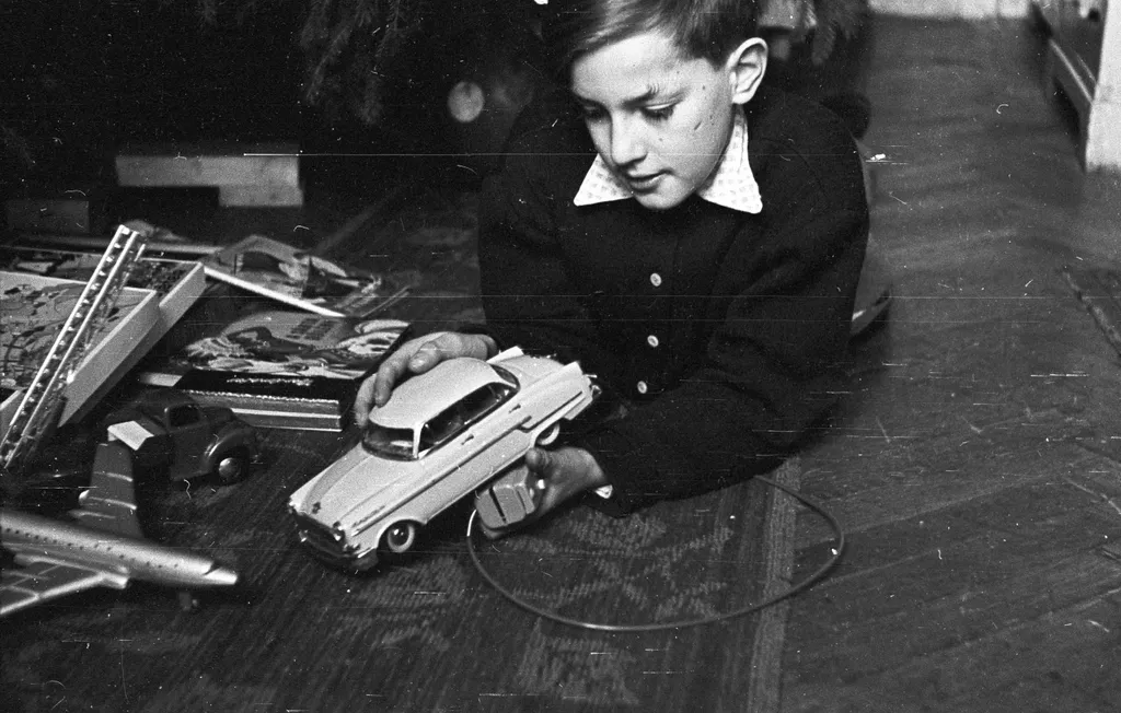 retro-vonal, Hétköznapi élet: használati tárgyak, háztartási eszközök
1958
játék repülő, játék, gyerek, játékautó 