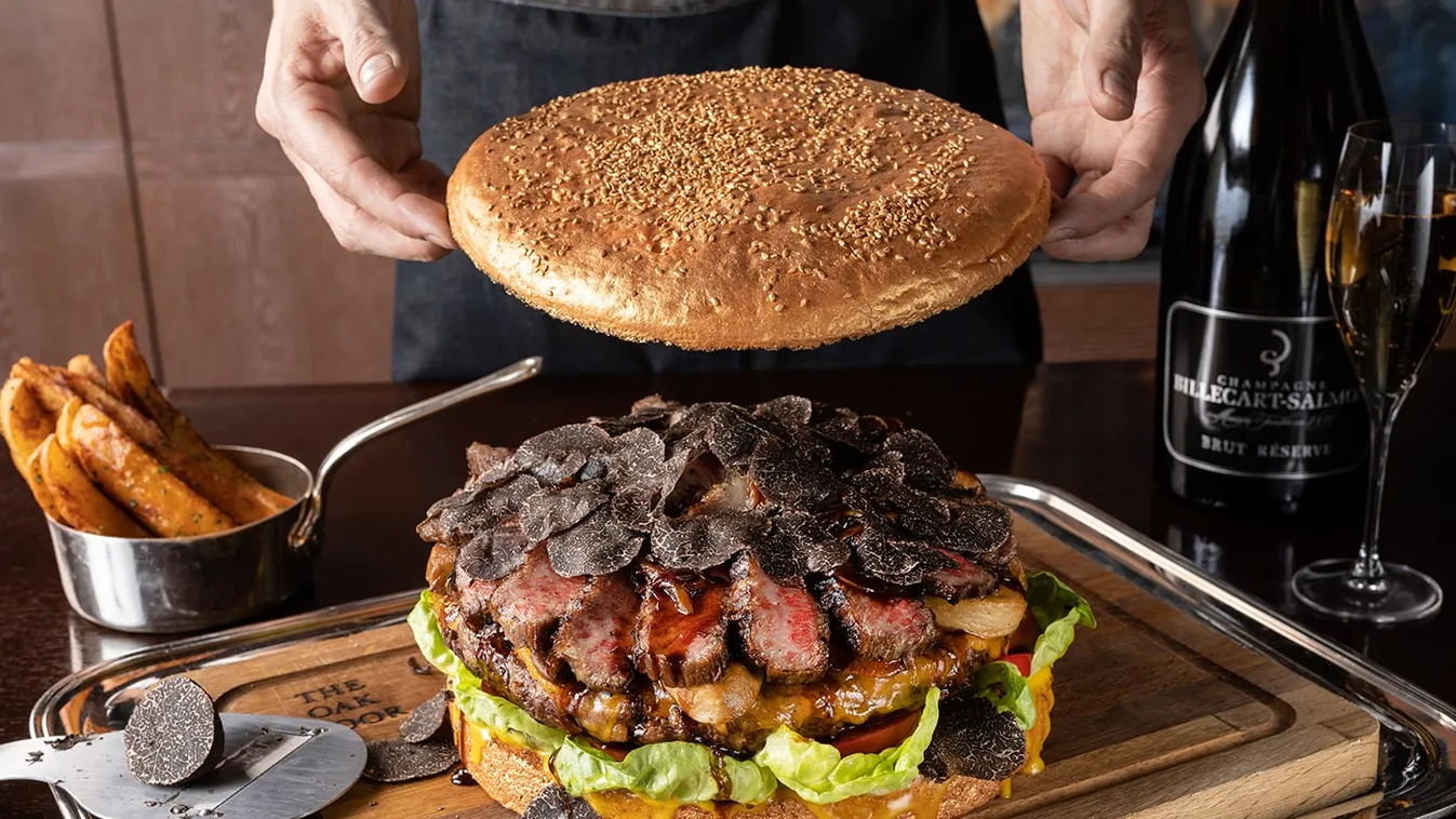 Grand Hyatt Tokyo szálloda The Oak Door nevű étterme, Golden Giant Burger, aranyozott hamburger 