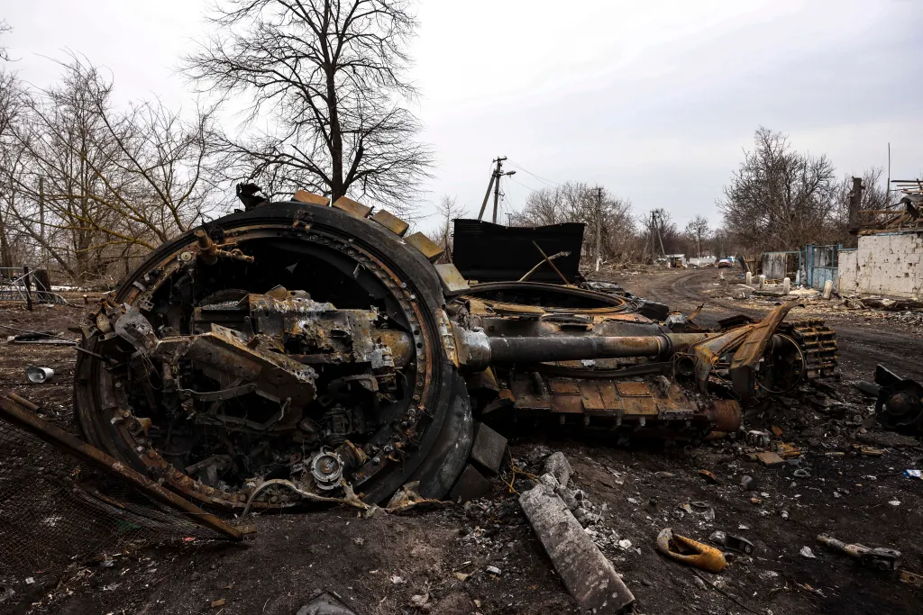 HORIZONTAL war conflict TOPSHOTS This photograph taken near Kyiv on March 30, 2022 shows a destroyed Russian tank in the village of Lukianivka. (Photo by RONALDO SCHEMIDT / AFP) Ukrán válság 2022, ukrán, orosz, háború, orosz-ukrán háború, ukrán konfliktus