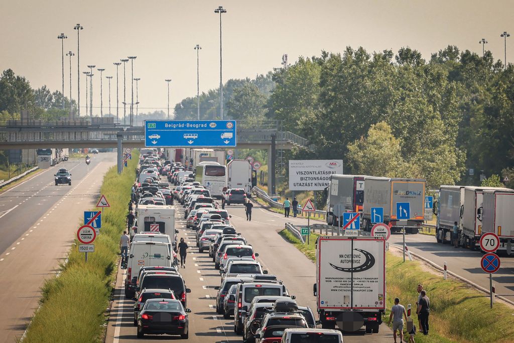 Több kilométeres torlódó kocsisor a Röszke és Horgosi határátkelők felé 2022 július 2-án Több kilométeres torlódó kocsisor a Röszke és Horgosi határátkelők felé 2022 július 2-án 