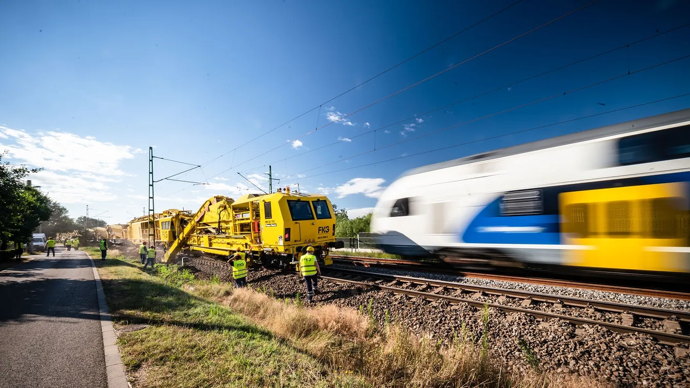 Magyarországon egyedülálló vasútépítő nagygép 