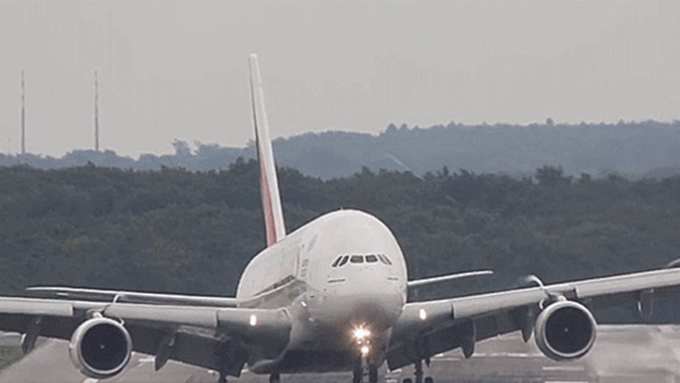 Watch The World's Largest Airliner Land In A Crosswind Utazás 