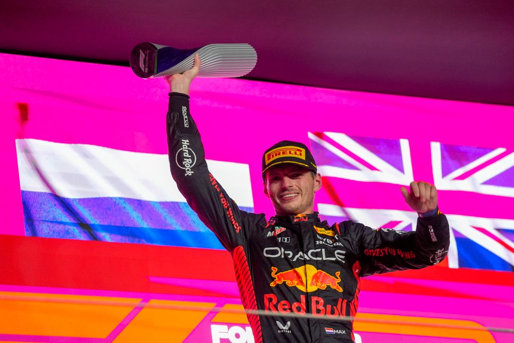 VERSTAPPEN, Max Loszaíl, 2023. október 8.
Max Verstappen, a Red Bull holland versenyzője a trófeával ünnepel, miután megnyerte a Forma-1-es autós gyorsasági világbajnokság Katari Nagydíját a loszaíli pályán 2023. október 8-án.
MTI/AP/Darko Bandic 
