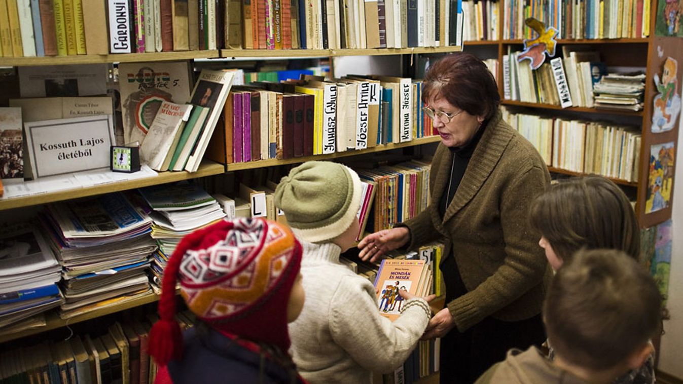 Iskolai könyvtárosok, Ködöböcz Katalin könyvtáros második osztályos diákoknak ad könyveket a beregszászi Kossuth Lajos Középiskolában
