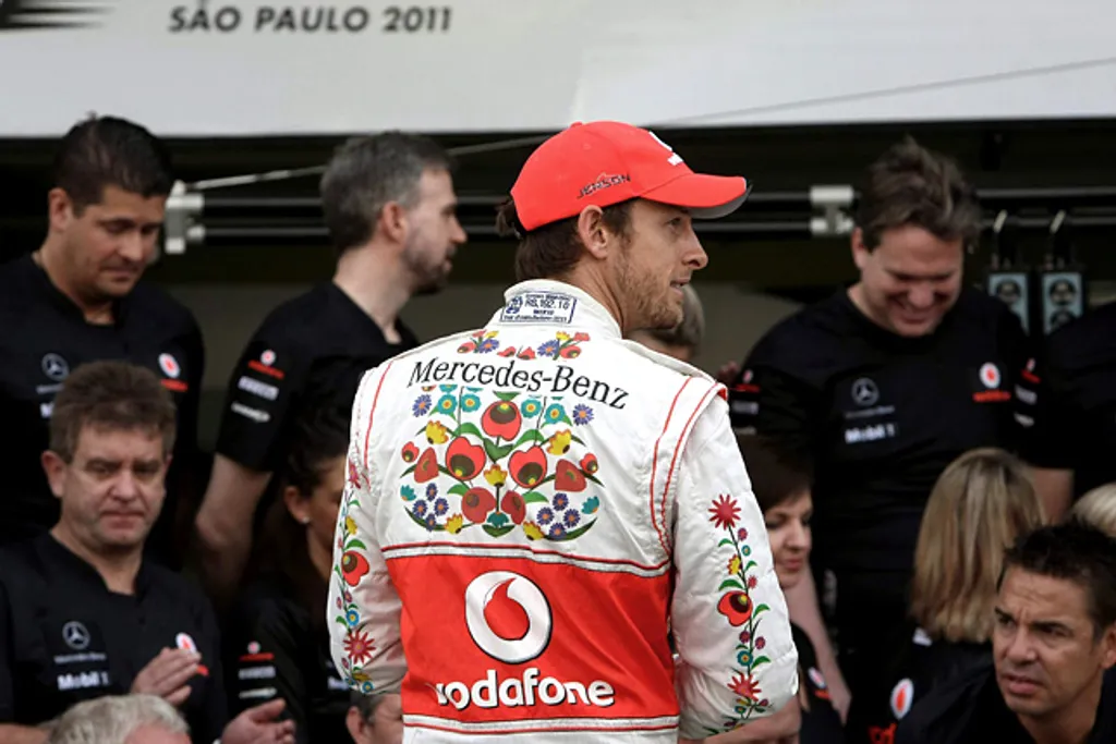 Jenson BUTTON, a McLaren Mercedes brit versenyzője kalocsai mintás overallban vesz részt a csapat csoportképének elkészítésén