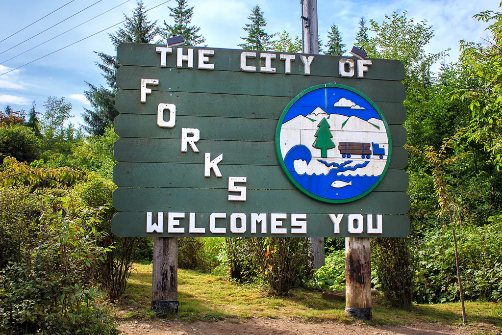 Forks,,Washington/usa,-,08,21,2011:,Welcome,Sign,Of,Forks, symbol,stephenie,tv,usa,movie,stephanie,sign,edward,lautner,stew filmek forgatási helyszínei, turizmus vonzó képesség 