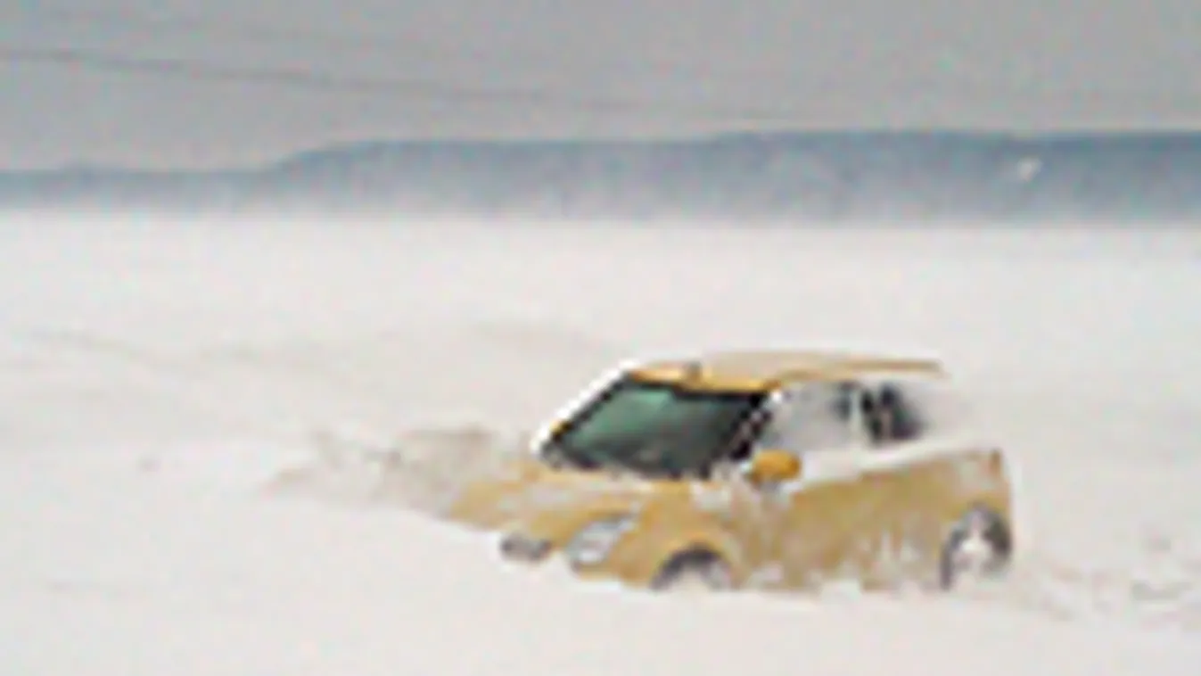 Kép leírása: hó, hófúvás, havazás, szélsőséges időjárás, elakadt autó a tatabányai ipari parkban